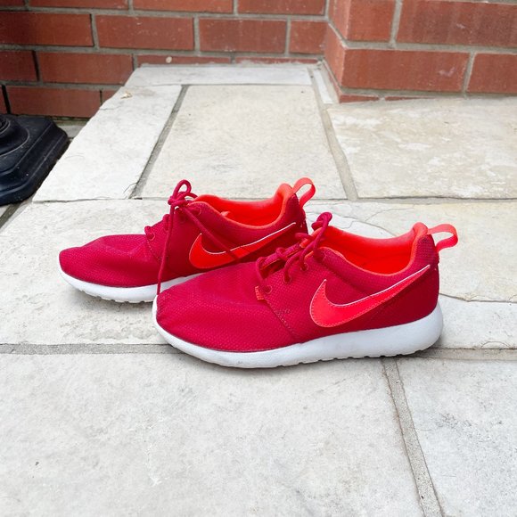 ✨ Two Tone Red Roche Running Shoes | Nike - Picture 1 of 6
